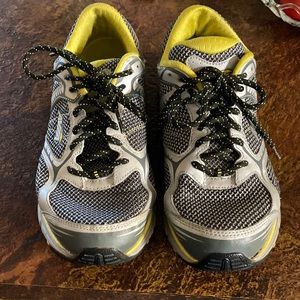 Avia womens 9.5 W tennis shoes, gently used.
